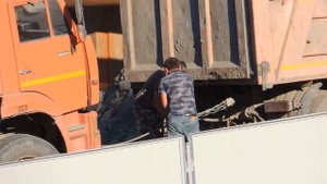 Самосвал взял на буксир застрявший грузовик.