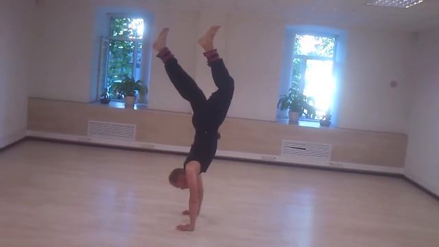 Выход в стойку на руках "оленем" с утяжелителями смотреть онлайн