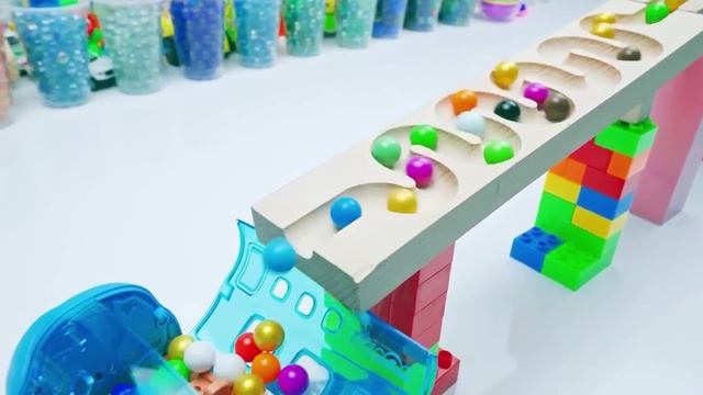 Шарики катаются по лабиринту_видео для детей_2023_54 смотреть онлайн