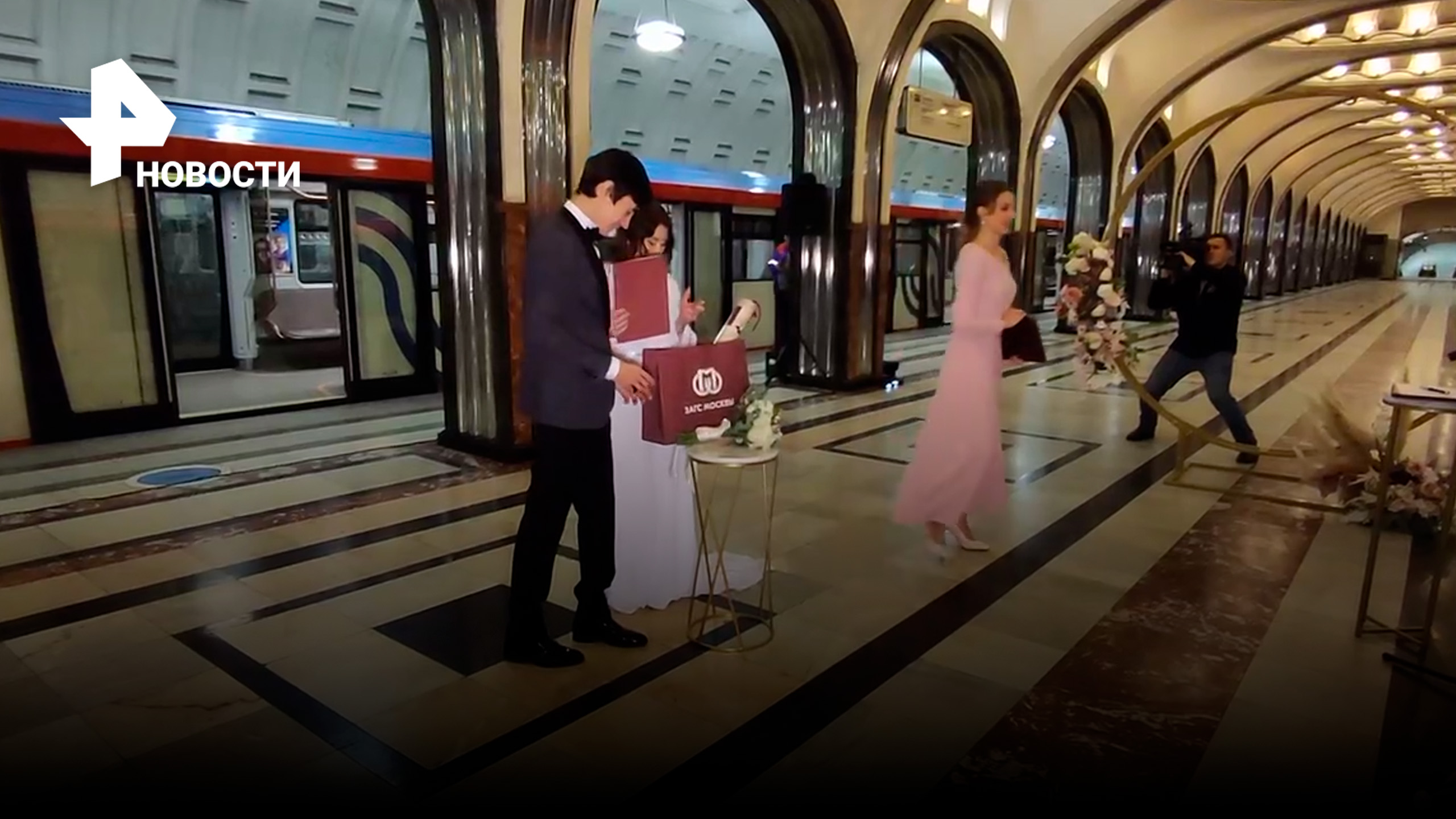 Пожениться в метро в четыре утра: как отмечают свадьбы в подземке / РЕН Новости