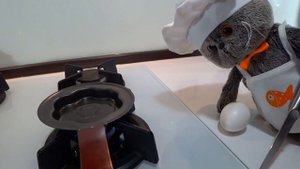 Басик / БАСИК готовит яичницу🐱🥚🥚🥚, БАСИК шеф повар👩🍳
