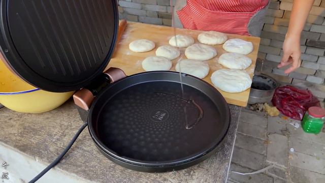 【农家的小勇】小勇做酸菜肉丝汤，再烙一大盘白菜馅饼，喝着汤吃着饼太过瘾了 смотреть онлайн