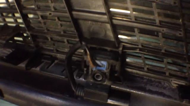 Mercedes-Benz S320 (W220) снимаем и чистим форсунку омывателя лобового стекла смотреть онлайн