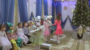 Выступление дрессированных собачек в старшей группе на новогоднем утреннике Цирк 2015.Музрук Максют