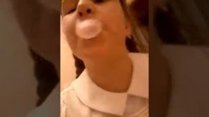 Как надуть пузырь из жувачки