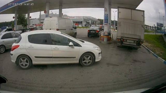 женщина,АЗС,заправочный шланг смотреть онлайн