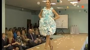 В Липецке по подиуму ходили в платьях из пластиковых стаканчиков