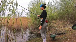 В ГЛУХОЕ МЕСТО НА КАРАСЯ. Рыбалка на ПОПЛАВОК. Это КАПЕЦ! ПОЙМАЛА! #436