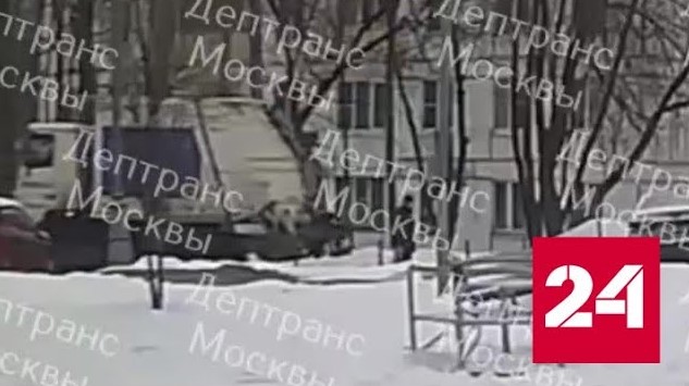 Наезд мусоровоза на пешехода в Москве попал на видео - Россия 24 