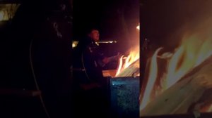 Классно поет под гитару - белый шарф на ветру.