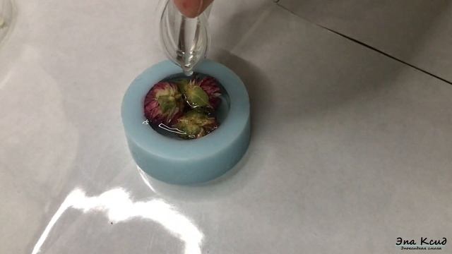 Необычный способ для брелка с сухоцветами/Эксперимент со смолой смотреть онлайн