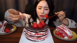 웨이팅만 30일해서 받은🍰 딸기 초콜릿 케이크 먹방 ASMR MUKBANGㅣ키친205 딸기밭 케이크 디저트ㅣDESSERT CHOCOLATE CAKE SOUND