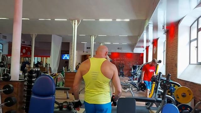 Друзья....в 62 года, это должен уметь делать каждый, занимающийся спортом.)))))) смотреть онлайн