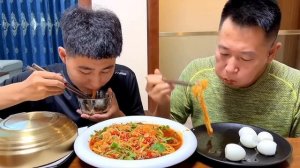这样的老爸，就要这样的对待他#eating show#eating challenge#husband and wife eating food#eating#mukbang #asmr eatin