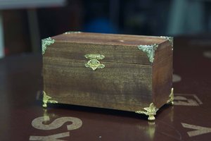 Шкатулка из красного дерева.