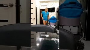 Отец укладывает спать малыша