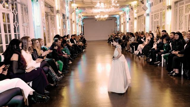 Показ мод в Париже. Детская коллекция дизайнера Елены Мелякиной. Презентация книги о моде мира