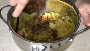 #пирожки#какпух
ПИРОЖКИ НА КАРТОФЕЛЬНОМ ОТВАРЕ// KARTOFUN SUYU ILE HAZIRLANAN PERASKI