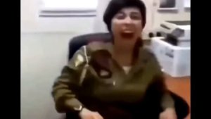 Девушка ржет и хлопает в ладоши