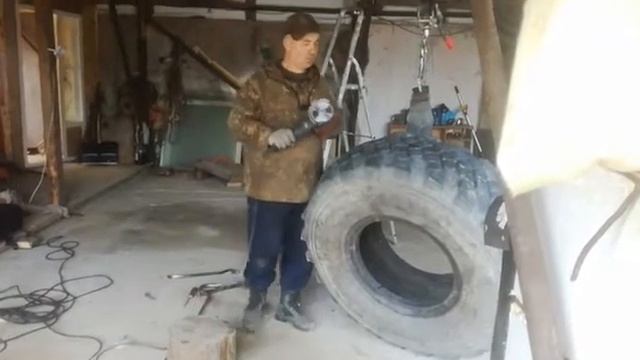 Опасная болгарка! Как не надо делать! Использование пильного диска по дереву на болгарке. Обдирыш. смотреть онлайн