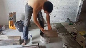 Строю сам. Плитка на полу в кухне, продолжается...