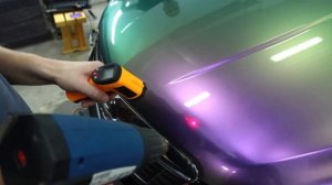 Процесс оклейки виниловой пленкой автомобиля