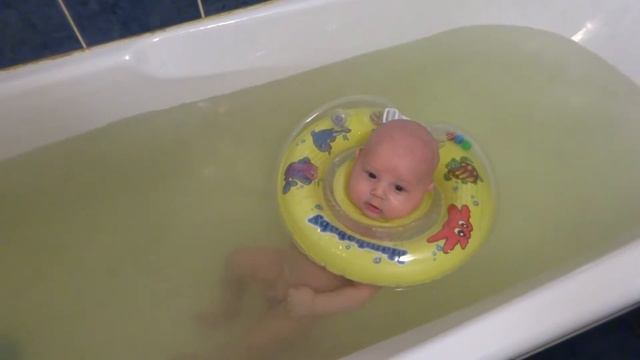 Костик первый раз купается с кругом на шее смотреть онлайн