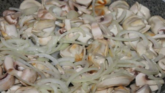 Жареные пельмени с грибами и луком в сметанном соусе под сырной корочкой
