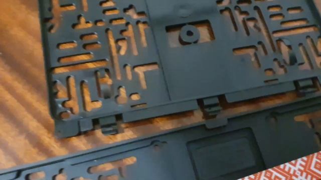 В чем отличие рамки на автомобиль книгой и с планкой? смотреть онлайн