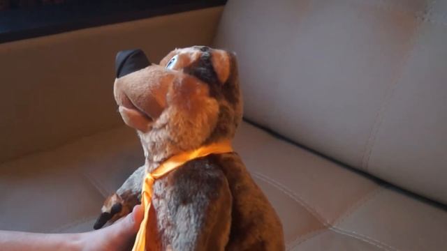 Медведь коричневого цвета с желтым галстуком inmagig.ru смотреть онлайн