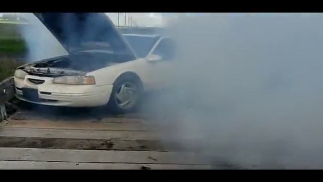 Burnout in a Ford Thunderbird смотреть онлайн