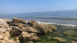 Морской прибой и отдых на море в городе Каспийск.