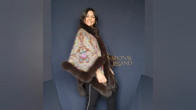 Пончо из павловопосадского платка "Сказка" с мехом песца. смотреть онлайн