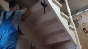 Изготовление лестницы из сосны. Монтаж подступенков.
