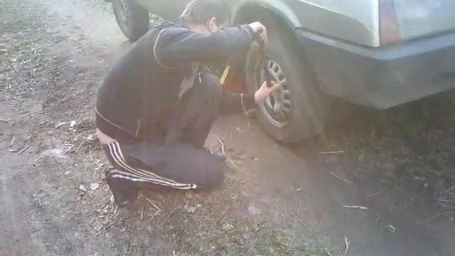 Подкачка колеса велосипедным насосом. смотреть онлайн