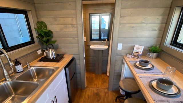 Unbelievable Innovate Tiny House by Uncharted Tiny Homes смотреть онлайн