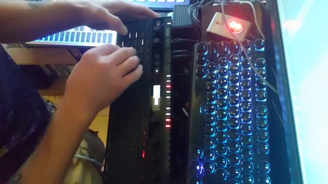 Clackless Stumble - Korg SQ-64, Boss DR-770, Roland SC-88, Donner B1 смотреть онлайн