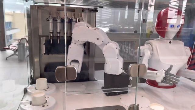 Робот делает мороженное в аэропорту смотреть онлайн