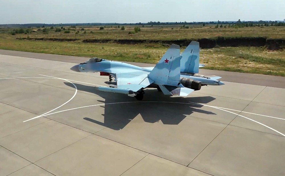 Минобороны показало боевые вылеты сверхманевренных Су-35 / События на ТВЦ