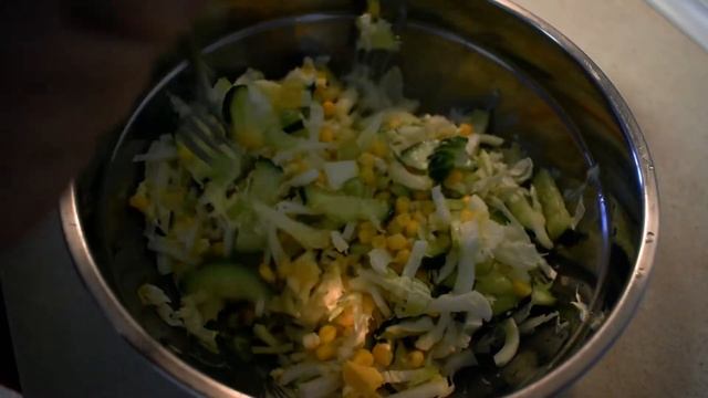 Простой салат из пекинской капусты с кукурузой, сельдерея и яйца. Готовим быстро и сытно!