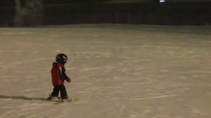 Трехлетний ребенок на горных лыжах