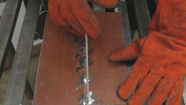 Сварка тонкого металла электродом АНО-36 Монолит. Для начинающих сварщиков просто и легко. смотреть онлайн