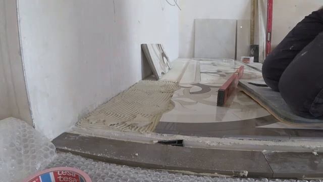Ремонт квартир. Резное панно из керамогранита. Монтаж в каминной зоне.