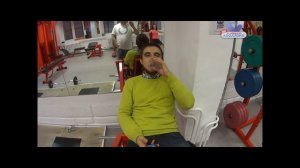 серия про  блондинку и брюнетку в зале