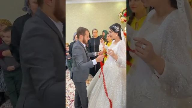 НЕВЕСТА В СЛЕЗАХ.ОТЕЦ ЖЕНИХА ЗАБИРАЕТ НЕВЕСТУ ИЗ РОДИТЕЛЬСКОГО ДОМА