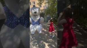 РОСТОВОЙ БЕЛЫЙ МИШКА ПОЗДРАВЛЯЕТ И ВРУЧАЕТ ПОДАРОК