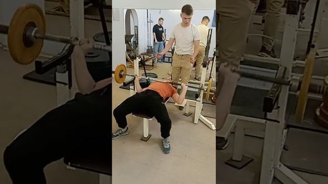 Жим Лëжа 40кг на 38 раз. Свой вес 68кг смотреть онлайн