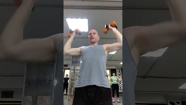 Жим гантелей над головой стоя. Упражнения с гантелями. Фитнес. Жим гантелей. Развитие выносливости смотреть онлайн