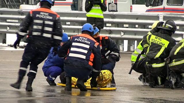 На трассе М-11 в Тверской области прошли учения МЧС смотреть онлайн