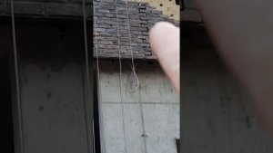 Кирпичная кладка. Облицовка фасада многоэтажного дома.